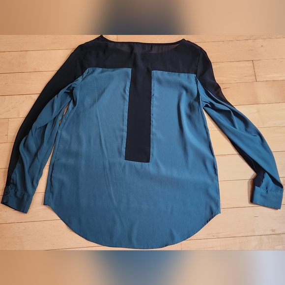 W118 Walter Baker long sleeve blk & green flowy blouse in size S - Picture 8 of 10